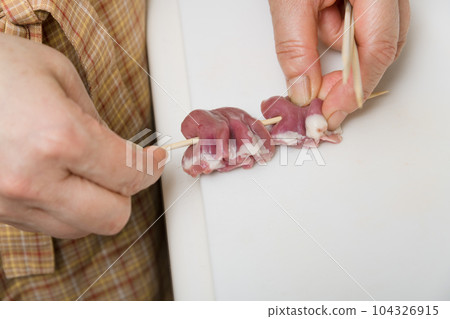[Housewife skewering yakitori hearts] 104326915