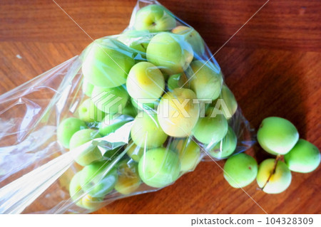 裝在袋子裡的青李子，多個青李子 104328309