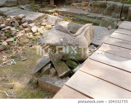 Cambodia Koh Kay ruins damaged statue 104332735
