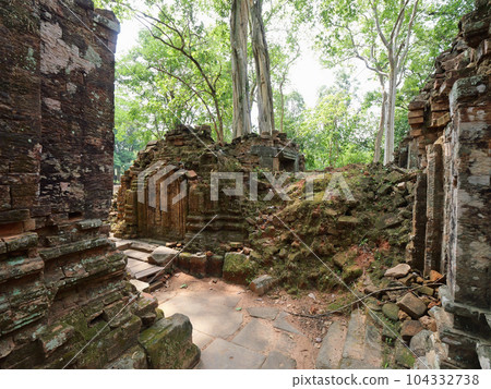 Cambodia Koh Kay ruins 104332738