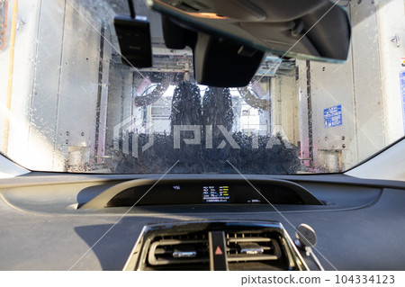 自動洗車機正在清洗的汽車內部 104334123