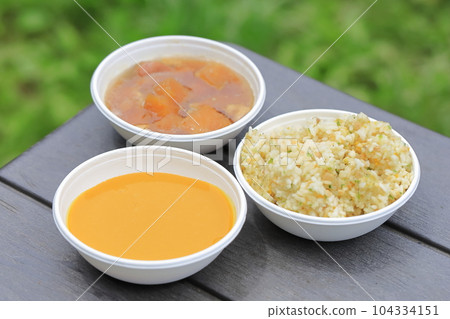 lunch outdoors 104334151