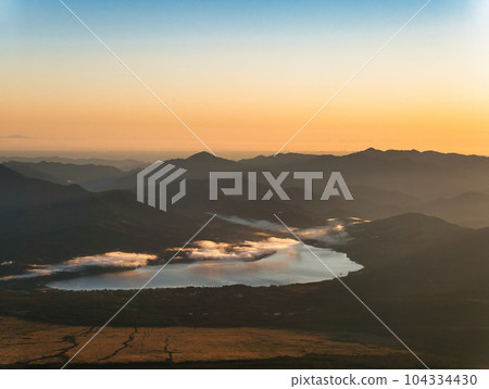 攀登富士山，登山時和山頂的景色 104334430