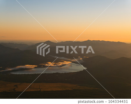 攀登富士山，登山時和山頂的景色 104334431