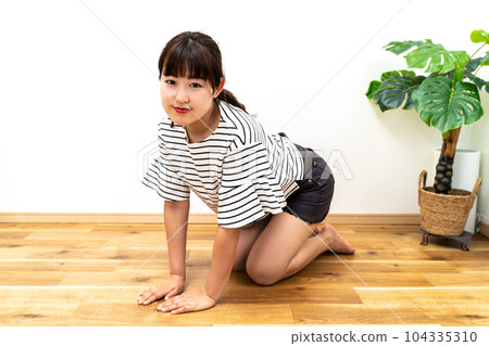 蹲在家里地板上的女人 104335310