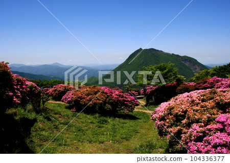 Tsurumi-dake, a popular sightseeing spot in Beppu City. Views near the top of Mt. Yufu-dake and the Kuju mountain range. Tsurumi-dake, a popular sightseeing spot in Beppu City. Views near the top of Mt. Yufu-dake and the Kuju mountain range. 104336377