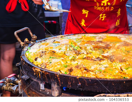 台北寧夏夜市的蚵仔煎攤位 台北寧夏夜市的蚵仔煎攤位 104336553