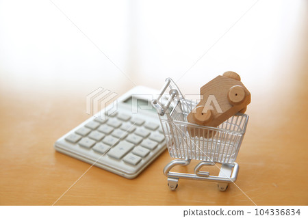 汽車購物車和計算器 汽車購買錢圖像 104336834