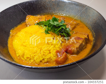 白色背景的豬肉馬帕斯咖哩 白色背景的豬肉馬帕斯咖哩 104337251