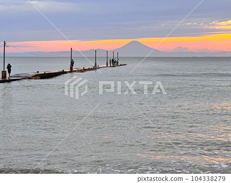 [Minamiboso City, Chiba Prefecture] "Haraoka Pier" Evening view in June A wooden pier that is rare in Japan 104338279