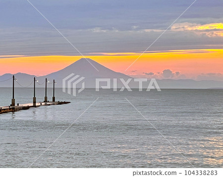 [Minamiboso City, Chiba Prefecture] "Haraoka Pier" Evening view in June A wooden pier that is rare in Japan 104338283