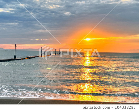 [Minamiboso City, Chiba Prefecture] "Haraoka Pier" Evening view in June A wooden pier that is rare in Japan 104338285