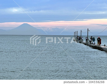 [Minamiboso City, Chiba Prefecture] "Haraoka Pier" Evening view in June A wooden pier that is rare in Japan 104338288