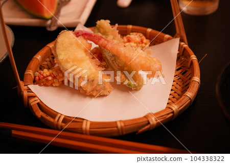 Tempura for dinner at a hot spring inn 104338322