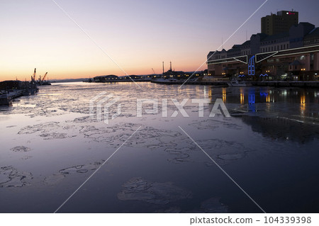 Frozen Kushiro River seen from Nusamai Bridge after sunset 104339398