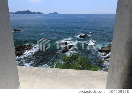 Waves and the blue Pacific Ocean crashing abundantly on the Awa Coast in Susaki City, Kochi Prefecture Waves and the blue Pacific Ocean crashing abundantly on the Awa Coast in Susaki City, Kochi Prefecture 104339538