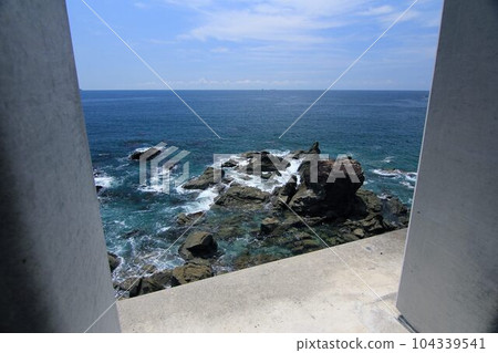 Waves and the blue Pacific Ocean crashing abundantly on the Awa Coast in Susaki City, Kochi Prefecture Waves and the blue Pacific Ocean crashing abundantly on the Awa Coast in Susaki City, Kochi Prefecture 104339541
