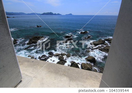 Waves and the blue Pacific Ocean crashing abundantly on the Awa Coast in Susaki City, Kochi Prefecture Waves and the blue Pacific Ocean crashing abundantly on the Awa Coast in Susaki City, Kochi Prefecture 104339544