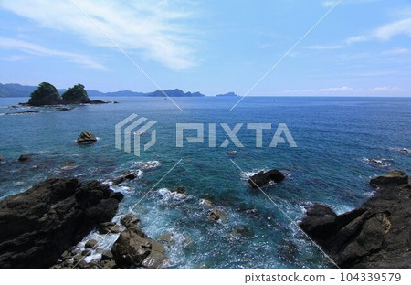 Waves and the blue Pacific Ocean crashing abundantly on the Awa Coast in Susaki City, Kochi Prefecture Waves and the blue Pacific Ocean crashing abundantly on the Awa Coast in Susaki City, Kochi Prefecture 104339579
