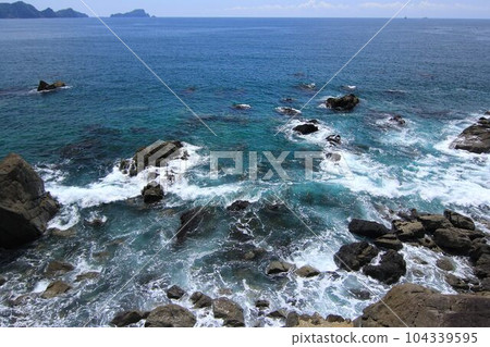 高知縣須崎市的阿波海岸，海浪與蔚藍的太平洋洶湧澎湃 104339595