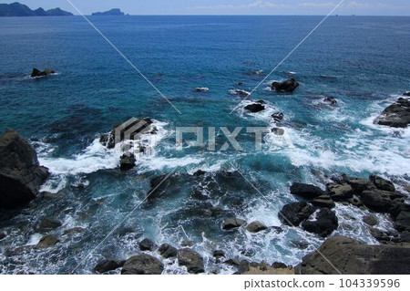 高知縣須崎市的阿波海岸，海浪與蔚藍的太平洋洶湧澎湃 104339596