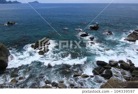 高知縣須崎市的阿波海岸,海浪與蔚藍的太平洋洶湧澎湃 高知縣須崎市的阿波海岸,海浪與蔚藍的太平洋洶湧澎湃 104339597