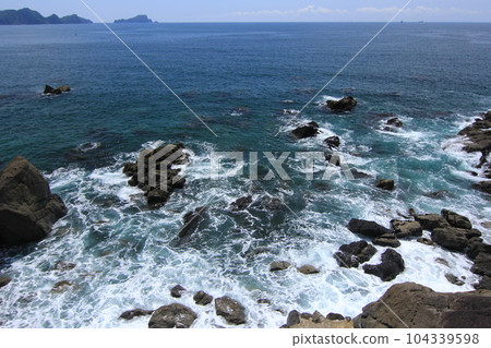 Waves and the blue Pacific Ocean crashing abundantly on the Awa Coast in Susaki City, Kochi Prefecture Waves and the blue Pacific Ocean crashing abundantly on the Awa Coast in Susaki City, Kochi Prefecture 104339598