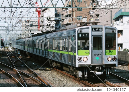 10-000 type of the Toei Shinjuku Line going through the detention line 104340157