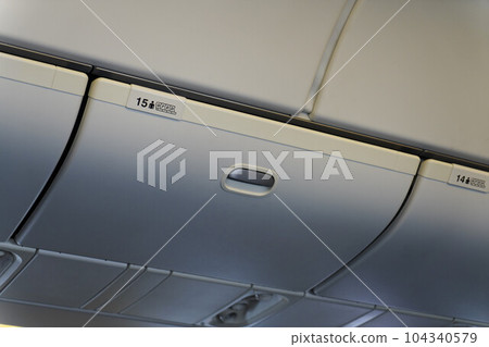 飛行中的行李艙 飛行中的行李艙 104340579