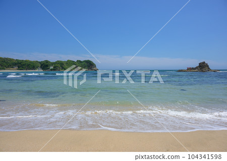 藍天、翠綠的大海、沙灘、紅色的鳥居 104341598