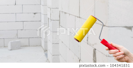 The hand shows a roller. The hand shows a roller. 104341831