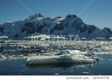 Paradise bay glaciers and mountains Antartica.. 104344736