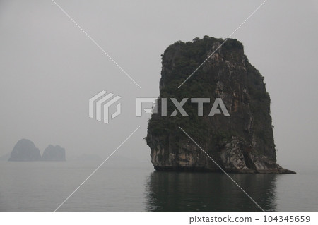 越南的旅遊勝地下龍灣』 104345659