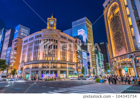日本銀座的東京都市風景，夏至和口罩發布正在進行，人頭攢動。日落后城里人還很多=6月21日 104345734