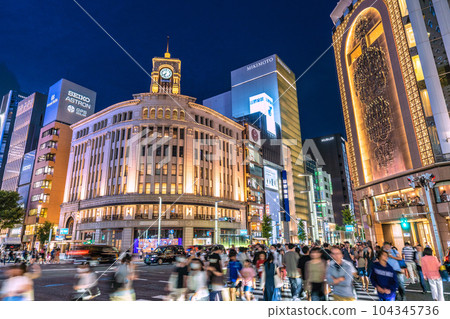 日本銀座的東京都市風景，夏至和口罩發布正在進行，人頭攢動。日落后城里人還很多=6月21日 104345736
