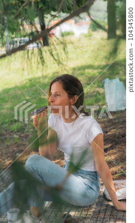 Women and cocoa cream 104345800