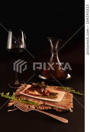comida en negro comida en negro 104345815