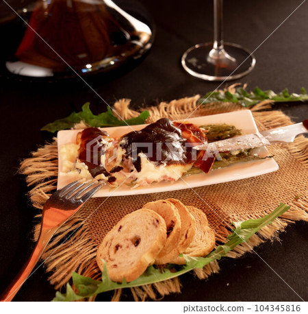 comida en negro comida en negro 104345816