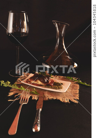 comida en negro comida en negro 104345818