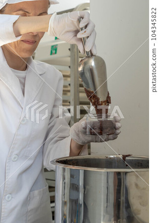 Woman works with cocoa Woman works with cocoa 104345822