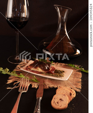 comida en negro 104345824