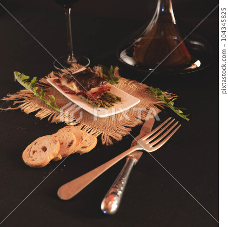 comida en negro 104345825