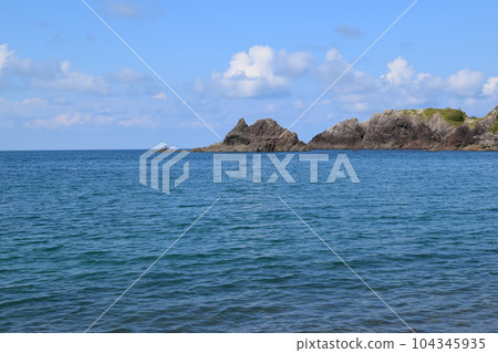 The scenery of the calm beach of the Sea of Japan 104345935