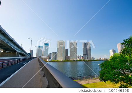 晴海橋和高層公寓的風景 晴海橋和高層公寓的風景 104346308