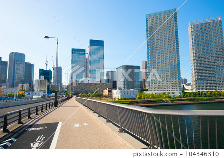 晴海橋和高層公寓的風景 晴海橋和高層公寓的風景 104346310