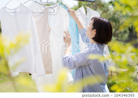 一個女人洗衣服的肖像 一個女人洗衣服的肖像 104346395