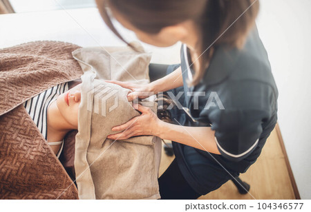年輕女子在她的臉上被按摩 104346577