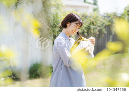 女人洗衣服的照片 104347366