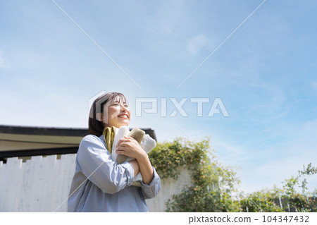 女人洗衣服的照片 104347432