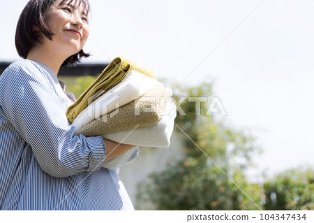 女人洗衣服的照片 104347434